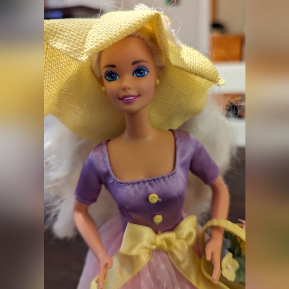 Vintage Avon Spring Blossom Barbie 1995 - Picture 2 of 3